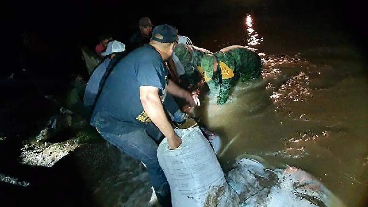 Militares colocando costales con arena en el cauce del arroyo que conde a La Pompeya